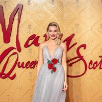 Gaun tersebut merupakan keluaran label Rodarte. Tampak dekorasi berbentuk bungan mawar menghiasi area bodice. (Foto: Getty Images)