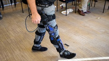 Lockheed Martin menjadi salah satu perusahaan yang terus melakukan pengembangan terkait exoskeleton untuk menciptakan prajurit super. Begini salah satu demonstrasinya. (Foto: REUTERS/Al Drago)