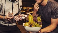 Bersama Zedd, Calvin berpose dengan satu piring berisi buah-buahan lengkap. Ada pisang, anggur, hingga buah apel. Foto: Instagram @calvinharris