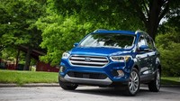 Pertama kali meluncur tahun 2012, desain Ford Escape saat ini terbilang jadul. Kelebihan Ford Escape ada pada bagian interiornya. Layar sentuh Sync 3 mudah digunakan menjadi nilai plus. Foto: Car and Driver