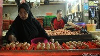 Fenomena seperti hari ini kerap dialami pedagang menjelang pergantian tahun. Mereka juga memastikan, jika pengepul yang menimbun telur, bukan peternak.
