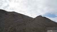Inilah potret tangga menuju puncak, meski penuh bebatuan namun sudah ada tangga yang membantu wisatawan (Shinta/detikTravel)