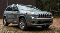 Jangan tertipu dengan tampilan Jeep Cherokee berbodi besar. Dari luar bodinya memang besar tapi ketika masuk ke dalam Cherokee malah sempit. Cherokee masih kalah lapang dengan Compass yang ditawarkan dengan harga lebih murah. Foto: Car and Driver