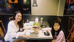 Momen Manis Cynthia Saat Makan Bareng Giring dan Keluarga Kecilnya
