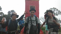 Berfoto di depan tugu (Muhammad Idris/detikTravel)