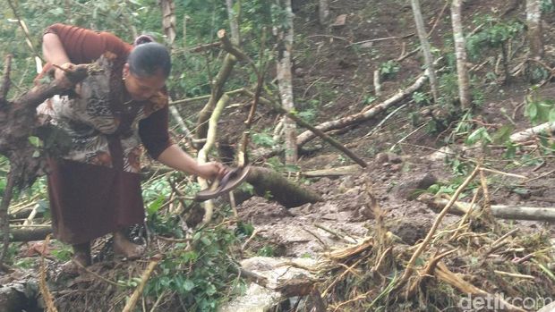 Warga mengais sisa barang-barang berharga/