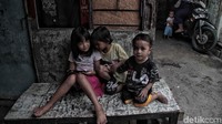 Anak-anak bermain di pemukiman Kali Gendong.