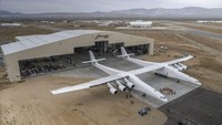 Rekor pesawat terbesar di dunia tidak terputus selama 71 tahun. Stratolaunch memang tampak aneh tapi inilah yang terbesar di dunia meski belum terbang. Berat kosong: 226.796 kilogram. Panjang: 73 meter Lebar sayap: 117 meter. Penerbangan pertama: 2019 (belum pasti) (Foto: CNN)