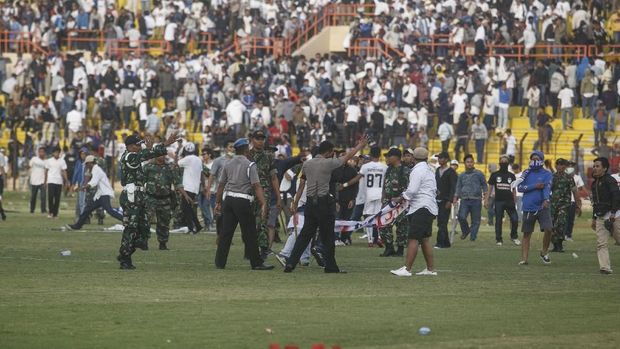 Suporter PSIM Yogyakarta merangsek ke dalam stadion.