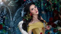 Nafa Urbach sebagai Belle dengan gaun kuningnya. Dok. Instagram/fdphotography90