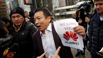 Satu lagi pengunjung yang memampang poster dukungan buat Meng Wanzhou yang saat ini menjalani persidangan dengan agenda penangguhan penahanan dengan jaminan. (Foto: REUTERS/David Ryder)