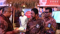Menteri Desa PDTT Eko Putro Sandjojo (kiri) berbincang dengan Direktur Sales Telkomsel Sukardi Silalahi (tengah) dan EVP Government Service Telkom Mohammad Salsabil (kanan) saat meninjau stan T Cash seusai peluncuran ekosistem digital pembayaran ultra mikro (UMI).