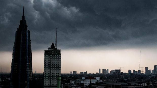 Awan hitam menyelimuti langit Jakarta, Senin (10/12/2018). Badan Meteorologi, Klimatologi dan Geofisika (BMKG) mengatakan potensi hujan lebat disertai petir di wilayah Jakarta secara merata sepanjang hari. ANTARA FOTO/Rivan Awal Lingga/hp.