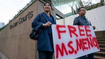 Pengunjung lain yang ingin foto bersama tulisan bentuk dukungan untuk Meng Wanzhou di luar pengadilan. (Foto: Rich Lam/Getty Images)