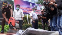 Senjata taja dimusnahkan dengan cara dipotong dengan gerindra.