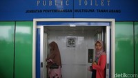 Toilet yang ada di Skybridge juga sudah tersedia dengan cukup bersih dan modern.