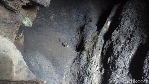Penjaga Gua Pawon Handi (46) menuturkan 7 rangka manusia berjenis kelamin pria dan wanita telah ditemukan oleh peneliti dan termasuk ke dalam Ras Mongoloid. Adapun penentuan jenis kelamin diteliti berdasarkan bentuk rahangnya. (Rachmadi Rasyad/detikTravel) Penjaga Gua Pawon Handi (46) menuturkan 7 rangka manusia berjenis kelamin pria dan wanita telah ditemukan oleh peneliti dan termasuk ke dalam Ras Mongoloid. Adapun penentuan jenis kelamin diteliti berdasarkan bentuk rahangnya. (Rachmadi Rasyad/detikTravel)