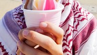 Sedang Umroh, Athira terlihat sedang membawa es krim berwarna merah muda dan cokelat dengan kerudung cantik. Foto: Instagram @athirafarina