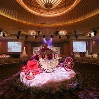 Ruang ballroom begitu mewah dengan luas sekitar 1.090 meter persegi, dan bisa memuat 1.200 tamu undangan. Foto: The Ritz-Carlton Millenia Singapura