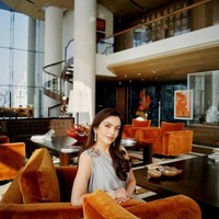 Nita Ambani, ibu dari Isha, saat berpose di salah satu sudut ruangan di rumah tersebut. Bangunan ini diklaim tahan gempa hingga magnitudo 8. Demikian Washington Post mengabarkan. (Foto: Vanity Fair)