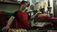 Menurut pedagang, sepekan sebelum Natal, pengepul mengeluarkan stoknya secara perlahan. Namun secara pasti, mereka biasanya menaikkan harga Rp 2.000 per kg tiap hari.