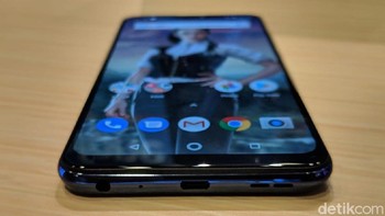 Memori internalnya 64 GB. Baterainya berkapasitas 5.000 mAh. (Foto: Adi Fida Rahman/detikINET)
