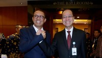 Direktur Utama Bank bjb nonaktif Ahmad Irfan (kanan) berjabat tangan dengan Direktur Kepatuhan dan Manajemen Resiko Agus Mulyana (kiri) seusai menghadiri RUPS Luar Biasa Bank bjb 2018 di Bandung, Jawa Barat, Selasa (11/12/2018). Foto: dok. Bjb