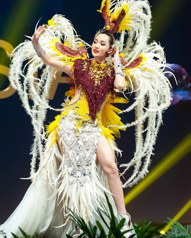 Sonia tampak menggerak-gerakkan tangannya seperti menari saat memeragakan kostum nasional The Bird of Paradise ini. Dia seolah menjelma menjadi seorang putri burung. Foto: Foto: Amorn Pitayanant & Patrick Parather ( HO/Miss Universe Organization)