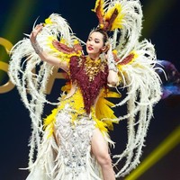 Sonia tampak menggerak-gerakkan tangannya seperti menari saat memeragakan kostum nasional The Bird of Paradise ini. Dia seolah menjelma menjadi seorang putri burung. Foto: Foto: Amorn Pitayanant & Patrick Parather ( HO/Miss Universe Organization)