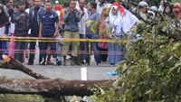 Sejumlah warga menyaksikan jembatan yang roboh di Jalan Raya Padang - Bukittinggi, Kayutanam, Kab.Padangpariaman, Sumatera Barat, Selasa (11/12/2018). ANTARA FOTO/Iggoy el Fitra.