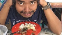 Nah kalau dilihat dari ekspresi mukanya, kira-kira Dodit ini lagi ngapain ya. Kayaknya sedih karena lauk makanannya sudah habis tapi nasinya masih banyak.  Foto: Instagram @dodit_mul