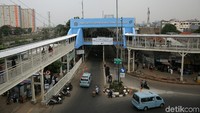 Sejak Senin (10/12) kemarin, seluruh pedagang yang telah mendapatkan undian dan lolos verifikasi, sudah bisa mendapatkan kunci kios dan mulai berdagang. 