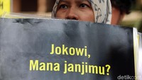 Para peserta aksi juga membawa sejumlah atribut, seperti poster.