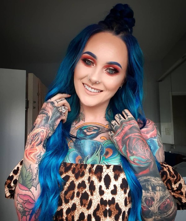 Nama Sarah Gray belakangan menjadi perhatian usai menceritakan kisah kelam yang dialaminya karena penilaian orang-orang tentang tubuhnya yang penuh tato (rosesarered_23/Instagram)
