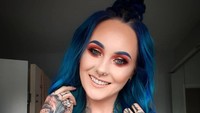Nama Sarah Gray belakangan menjadi perhatian usai menceritakan kisah kelam yang dialaminya karena penilaian orang-orang tentang tubuhnya yang penuh tato (rosesarered_23/Instagram)
