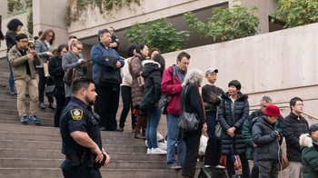 Begini antrean pengunjung yang ingin masuk dan mengikuti agenda persidangan Meng Wanzhou. (Foto: Rich Lam/Getty Images)