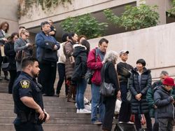 Kami Cinta Kamu di Luar Sidang Bos Huawei Meng Wanzhou