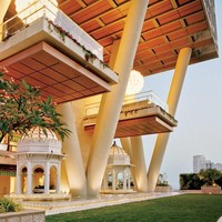 Dengan bangunan supermegah tersebut, banyak fasilitas yang tersedia. Mulai dari gym, studio yoga, kolam renang, ballroom, kamar tamu, lounge dan bioskop dengan kapasitas 50 orang. Ada juga taman gantung buat bersantai. Foto: Vanity Fair