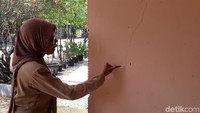 Ulat berwarna hitam itu tak hanya bergelantungan di halaman sekolah tetapi juga menempel di dinding ruang kelas.