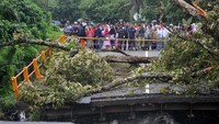 Jembatan yang berada di jalur jalan nasional tersebut ambruk akibat luapan sungai pada Senin (10/12/2018) malam. ANTARA FOTO/Iggoy el Fitra.