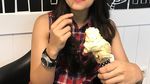 Gaya Athira Farina, Pilot Cantik yang Hobi Makan Es Krim Saat Travelling