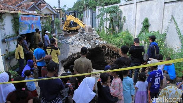 Lubang Besar di Jalan Kutawaringin Diuruk Petugas