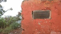 Penanda batas wilayah Bandung Barat dengan Purwakarta di puncak Burangrang (Muhammad Idris/detikTravel)