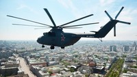 Mil Mi-26 memiliki berat kosong 28.200 kilogram, panjang 40 meter (dengan rotor berputar), diameter rotor 32 meter, penerbangan pertama 1977 (CNN Travel)