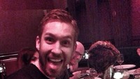 Selain menanam buah, terlihat jelas bahwa Calvin suka aneka steak. Kali ini ia menyantap steak berukuran besar, dengan saus gravy yang gurih bersama wine putih. Foto: Instagram @calvinharris