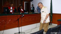 Arief dinyatakan bersalah karena berkampanye di lingkungan SMPN 127 Jakarta di Kebon Jeruk, Jakarta Barat.