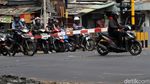 Warga Nekat Bertaruh Nyawa di Perlintasan Kereta