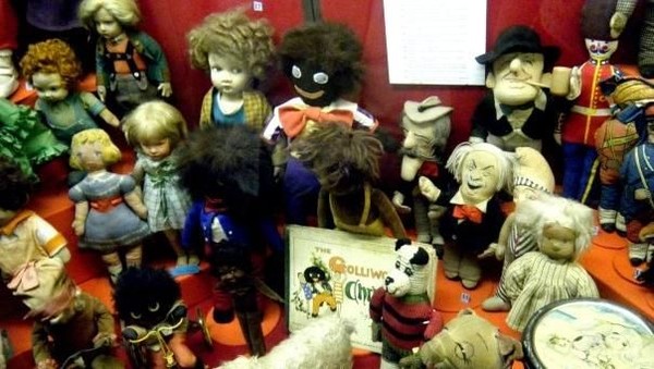 Museum ini juga menggambarkan bagaimana anak-anak bermain di sekolah, bersama teman-temannya, kesehatan, dan juga liburan. Terdengar ceria dan menyenangkan. (Museum of Childhood, Edinburgh/Facebook) Museum ini juga menggambarkan bagaimana anak-anak bermain di sekolah, bersama teman-temannya, kesehatan, dan juga liburan. Terdengar ceria dan menyenangkan. (Museum of Childhood, Edinburgh/Facebook)