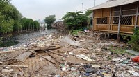 Foto: Seorang warga, Agus mengaku jarang melihat petugas kebersihan membersihkan sampah tersebut. Terakhir dilihatnya sekitar dua bulan lalu.  (Eva-detikcom)