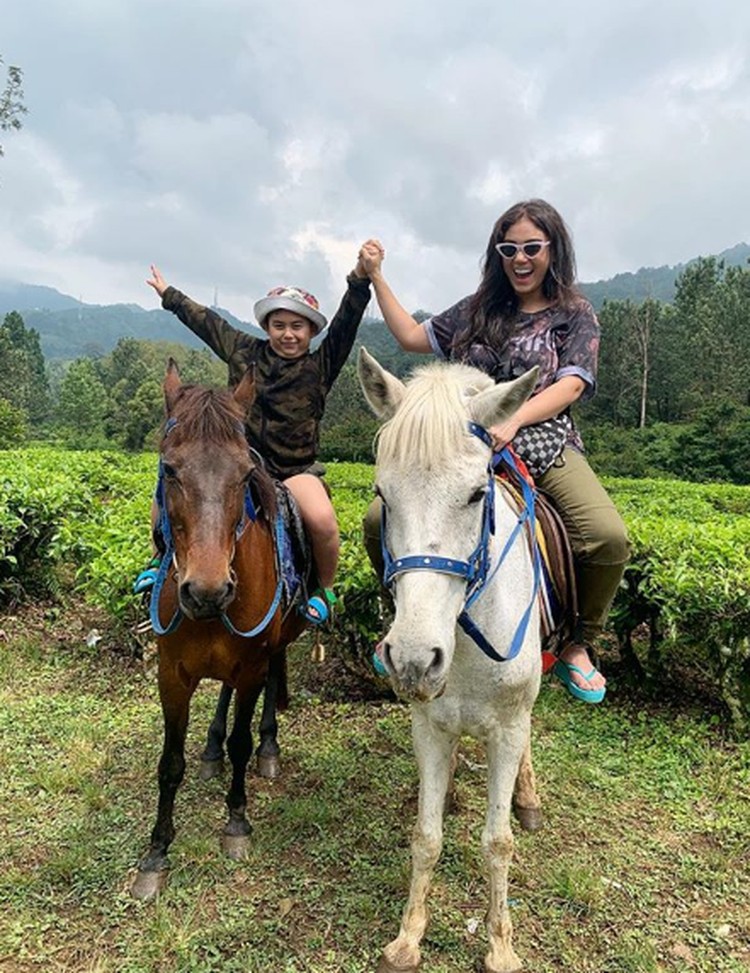 Bonding Seru Ala Thalita Latief dan Putranya